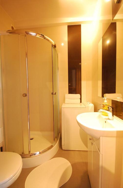 Apartment4You - Solidarnosci Warsaw Bilik gambar